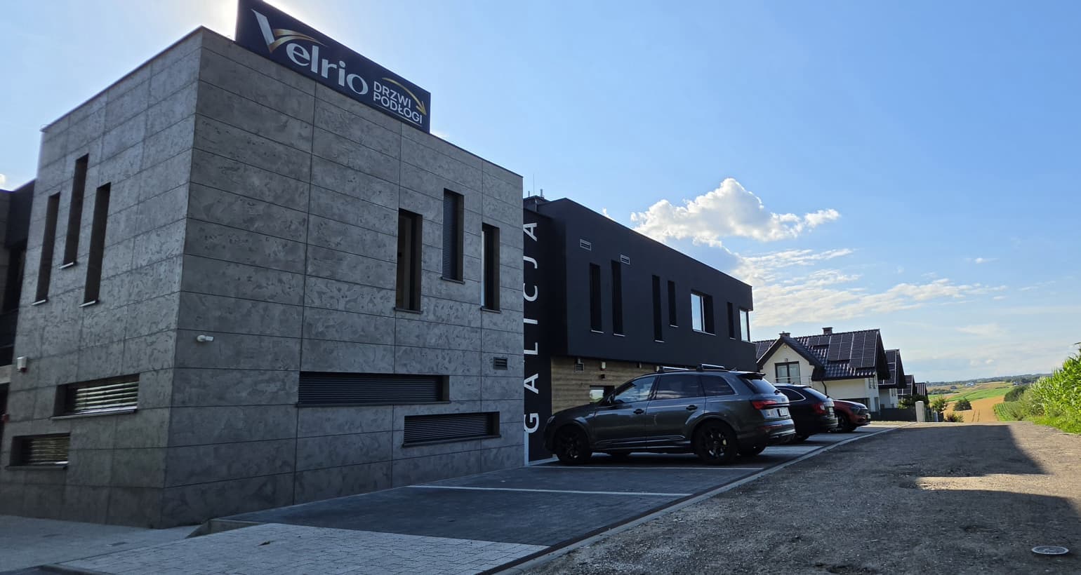 Salon drzwi i podłóg Velrio w Zielonkach koło Krakowa – budynek od zewnątrz